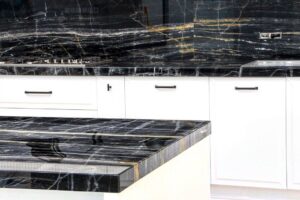 اجرای سنگ اسلب فیوژن طلایی در صفحه کابینت پروژه بندرعباس