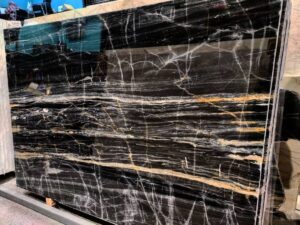 اجرای سنگ اسلب فیوژن طلایی در صفحه کابینت پروژه بندرعباس