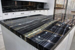 اجرای سنگ اسلب فیوژن طلایی در صفحه کابینت پروژه بندرعباس