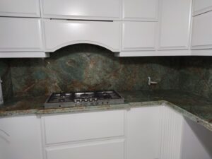 اجرای سنگ صفحه کابینت با سنگ گرانیت فیروزه‌ای در پروژه مهرآباد اصفهان