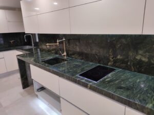 اجرای صفحه کابینت و جزیره آشپزخانه با سنگ گرانیت سبز صیقل پروژه اصفهان