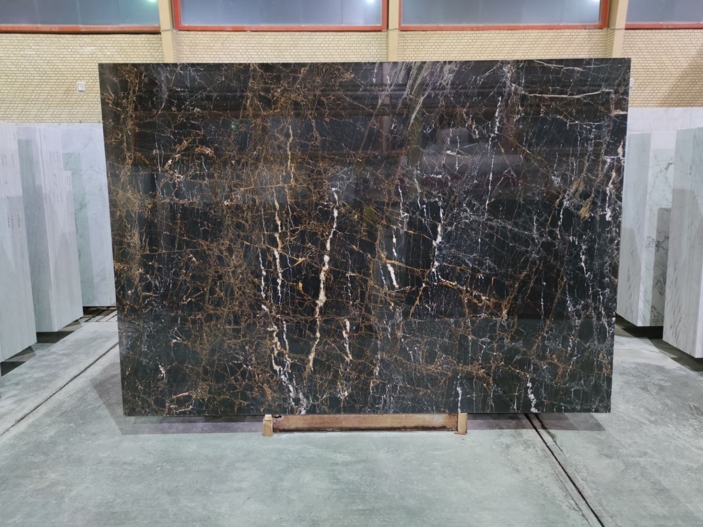 مقایسه انواع سنگ 23 سنگ اسلب مرمریت مشکی طلایی مارشال