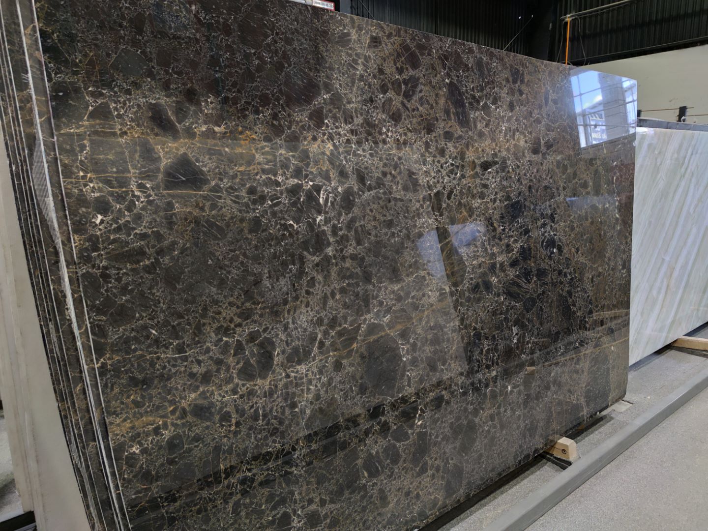 مقایسه انواع سنگ 21 سنگ اسلب مرمریت مشکی طلایی مارشال