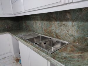 اجرای سنگ صفحه کابینت با سنگ گرانیت فیروزه‌ای در پروژه مهرآباد اصفهان