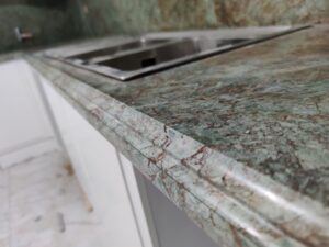 اجرای سنگ صفحه کابینت با سنگ گرانیت فیروزه‌ای در پروژه مهرآباد اصفهان