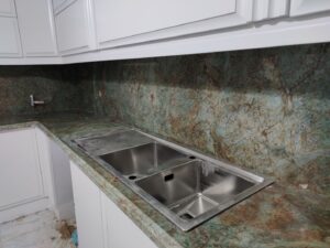 اجرای سنگ صفحه کابینت با سنگ گرانیت فیروزه‌ای در پروژه مهرآباد اصفهان