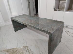 اجرای سنگ صفحه کابینت با سنگ گرانیت فیروزه‌ای در پروژه مهرآباد اصفهان