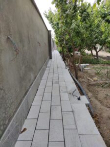 اجرای سنگ لاشتر بوشهمر چرمی در محوطه یک پروژه ویلایی در اصفهان