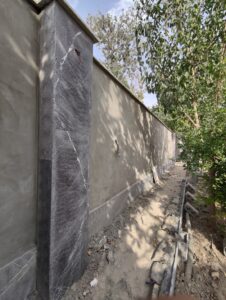 اجرای سنگ لاشتر بوشهمر چرمی در محوطه یک پروژه ویلایی در اصفهان