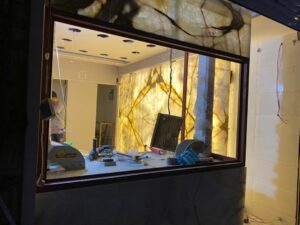 اجرای سنگ مرمر در بدنه دکور مغازه طلا فروشی در شهر پاوه