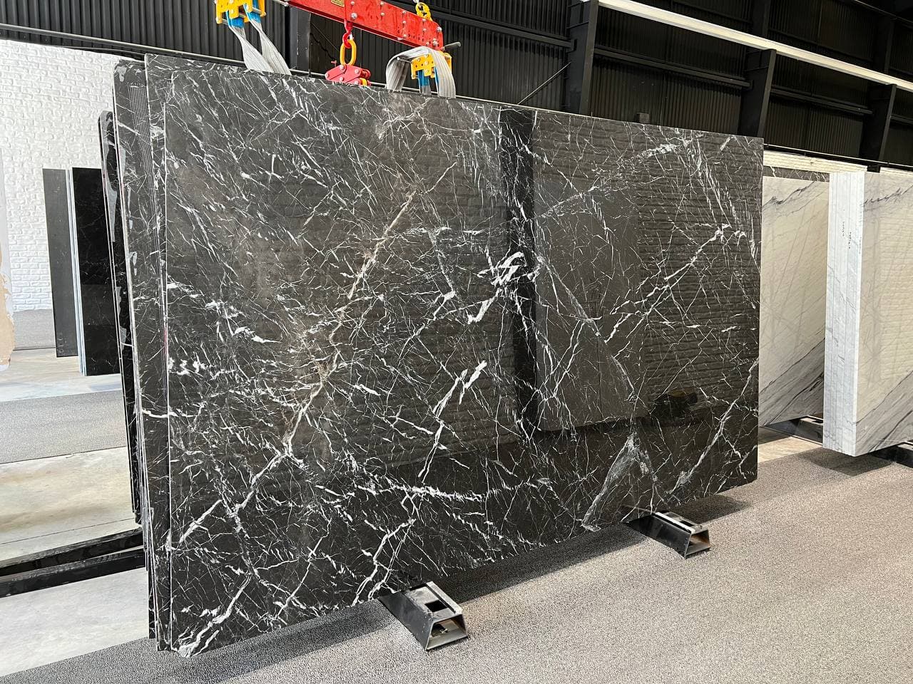 مقایسه انواع سنگ 6 سنگ مرمریت مشکی خط دار سمفونی