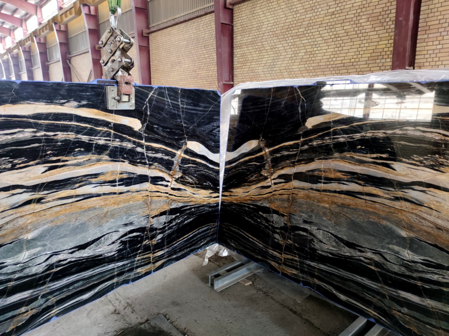 مقایسه انواع سنگ 21 سنگ اسلب مشکی طلایی دراگون